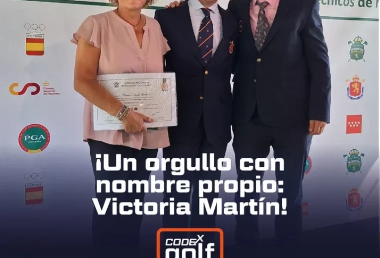 Victoria Martín, una de los técnicos deportivos de Codex Golf, recoge su titulación oficial de Técnico Deportivo de Nivel 1
