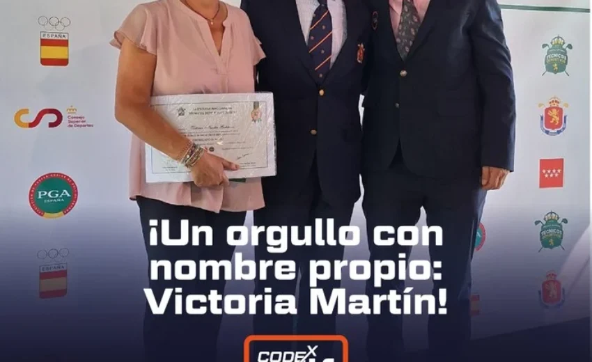 Victoria Martín, una de los técnicos deportivos de Codex Golf, recoge su titulación oficial de Técnico Deportivo de Nivel 1
