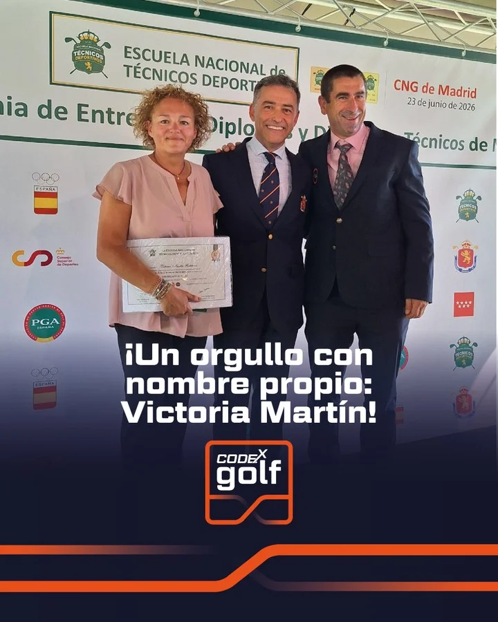 Victoria Martín, una de los técnicos deportivos de Codex Golf, recoge su titulación oficial de Técnico Deportivo de Nivel 1