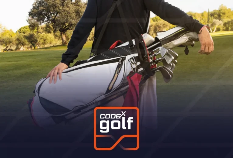 Golfista con su bolsa en el campo y el lema de Codex Golf sobre alianzas y patrocinio en golf