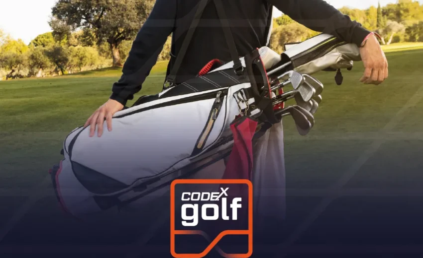 Golfista con su bolsa en el campo y el lema de Codex Golf sobre alianzas y patrocinio en golf