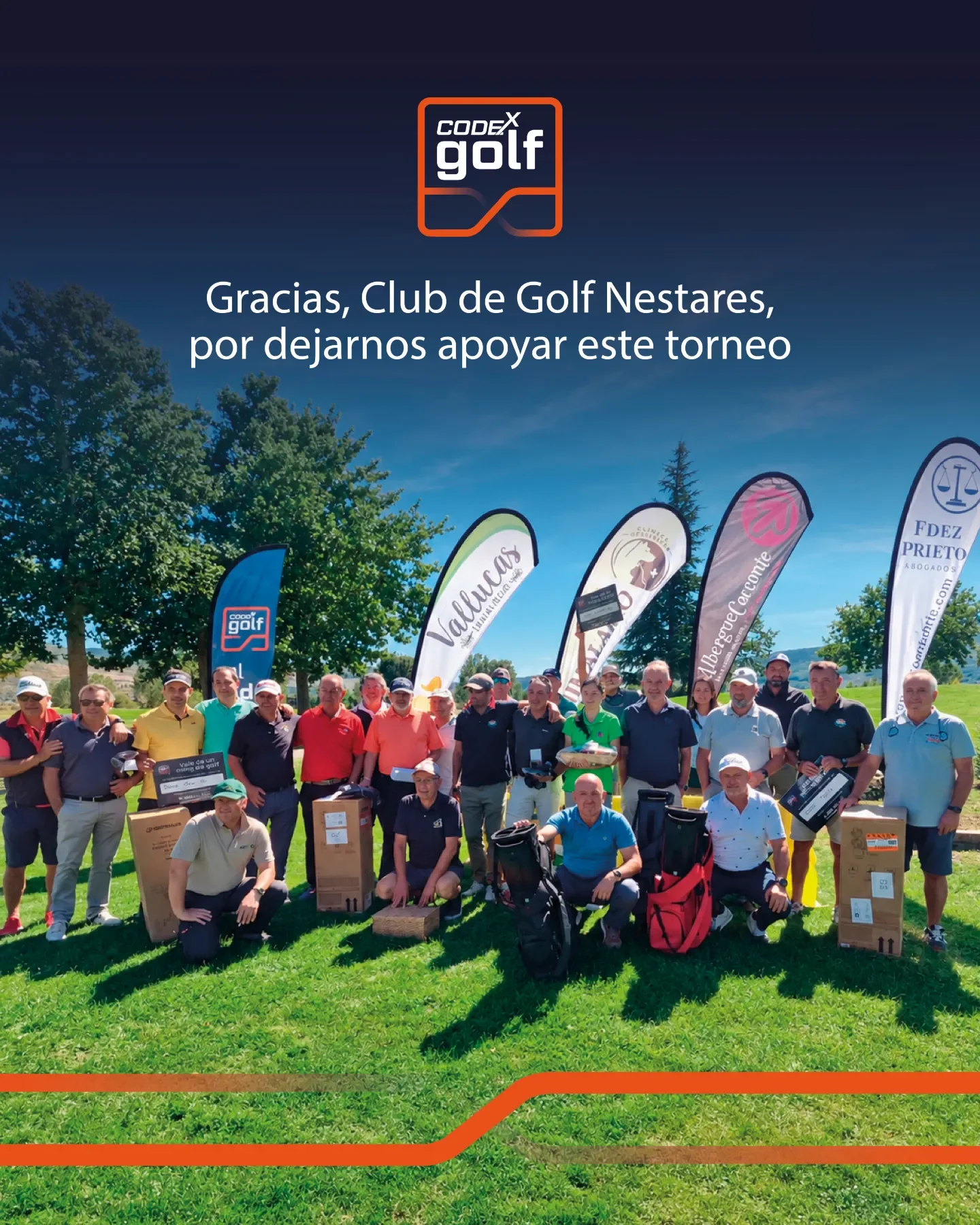 Participantes del torneo del Club de Golf Nestares posando con los premios junto a las banderolas de Codex Golf