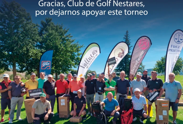 Participantes del torneo del Club de Golf Nestares posando con los premios junto a las banderolas de Codex Golf