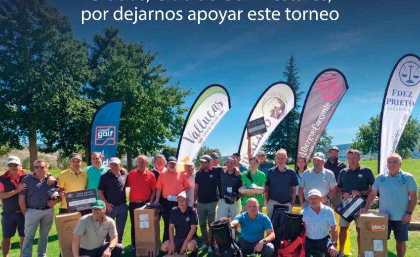 Participantes del torneo del Club de Golf Nestares posando con los premios junto a las banderolas de Codex Golf