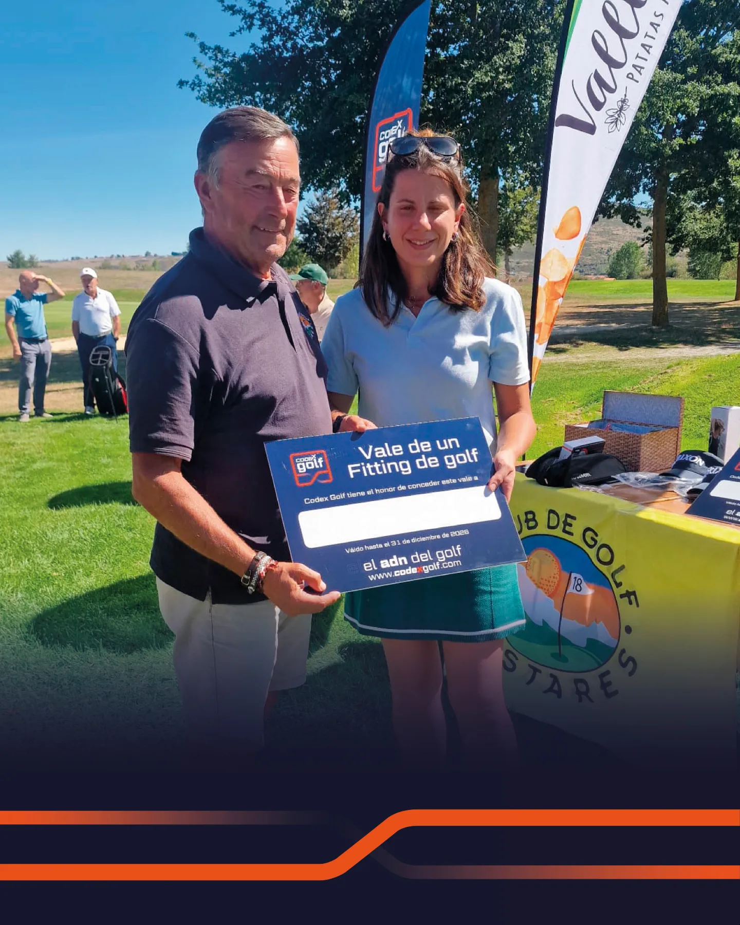 Handing over the Codex Golf fitting voucher at the Club de Golf Nestares tournament