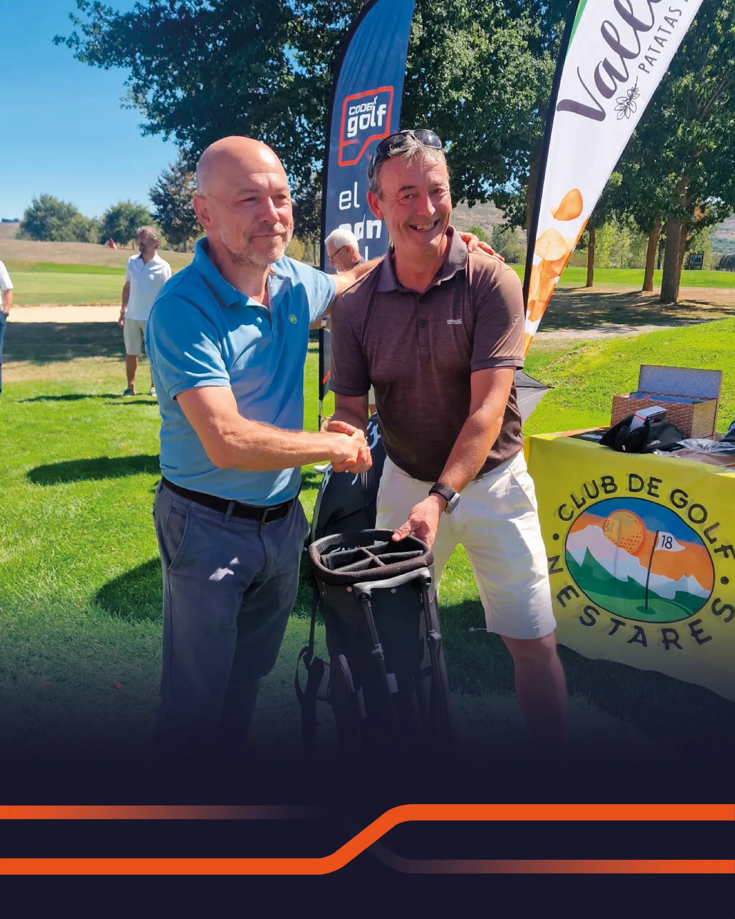 Handshake at the prize-giving of Club de Golf Nestares