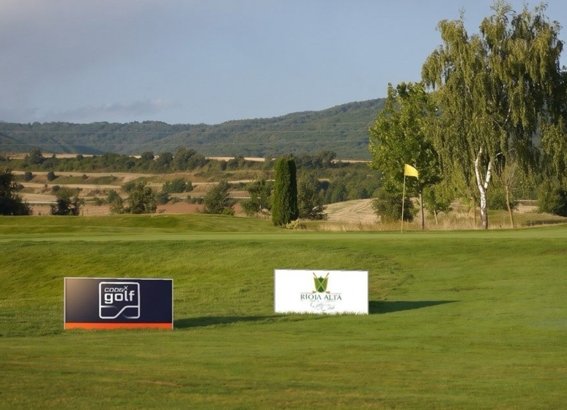 Carteles de Codex Golf y Rioja Alta Golf Club en el campo de Cirueña (La Rioja)